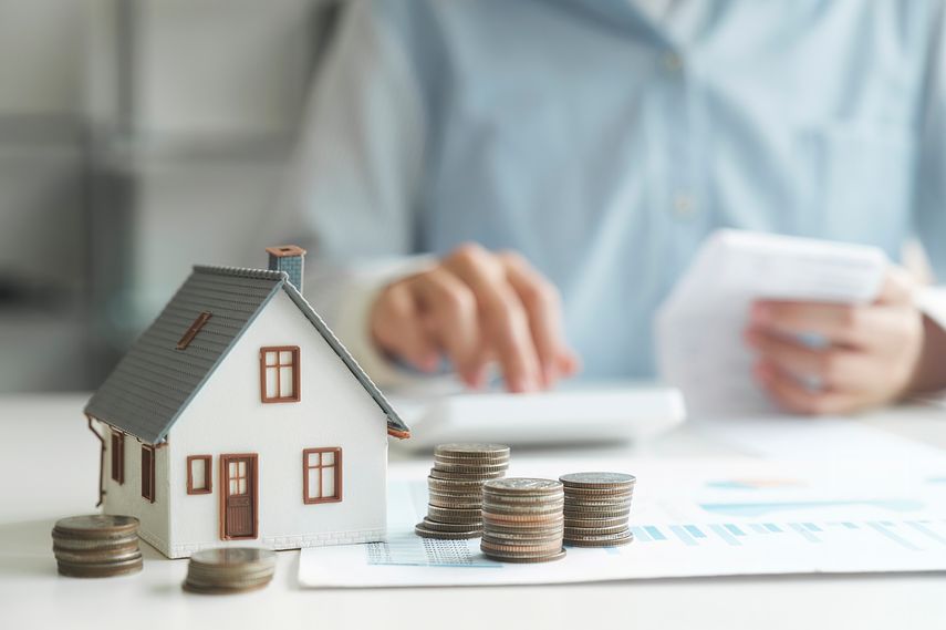 住宅ローンの借入額は年収に関係する？返済比率の目安と年収別シミュレーションを紹介