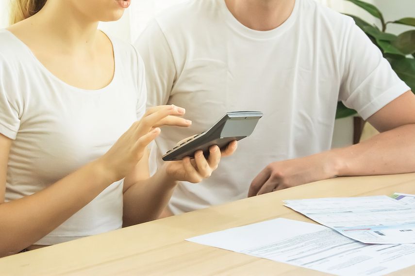 カードローンで50万円を返済する場合の利息や総額は？シミュレーションを基に解説