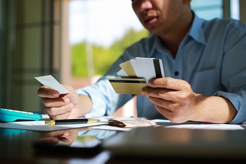 カードローンで100万円を借りた際の金利は？返済シミュレーションやポイントを解説